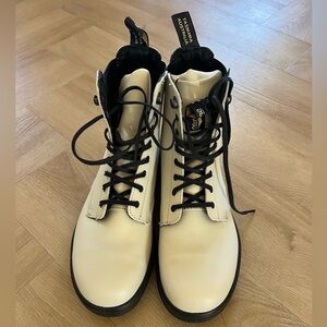 Women’s Blundstone Lace up boots - NWOT - Size 8US(7AU)
